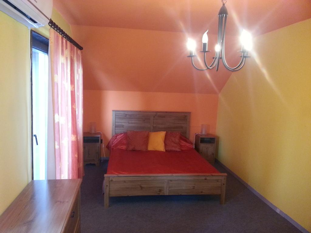 Апартаменти Nador Apartman Балатонлелле Номер фото